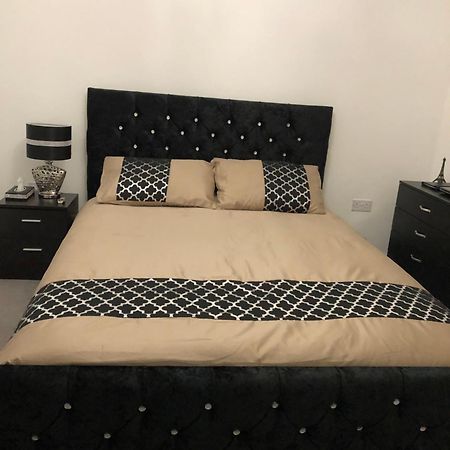 Luxury Kingsize Bedroom With Private Bathroom Northolt  Luaran gambar